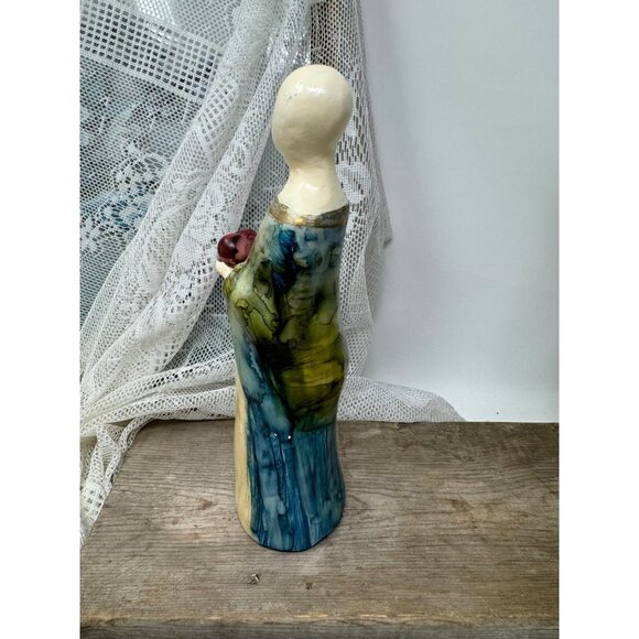 Beautiful Faceless Lady Figurine Holding a Heart Elegant Pottery - Picture 2 of 6